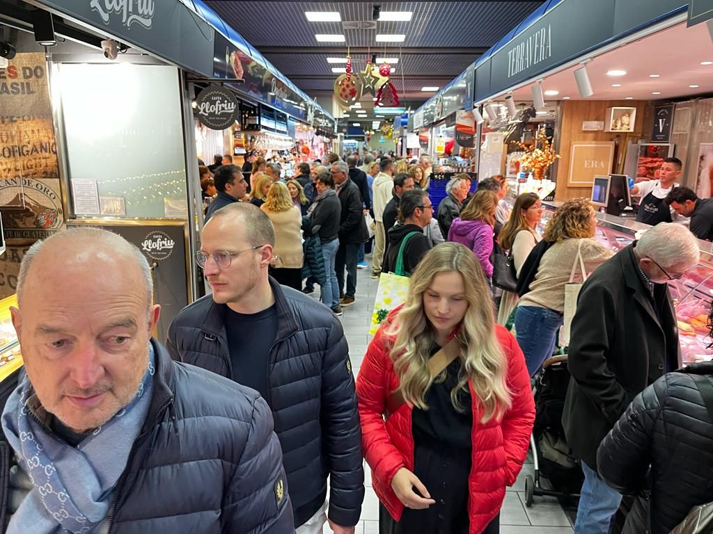 Llenazo total en los mercados municipales de Palma la víspera de Nochevieja