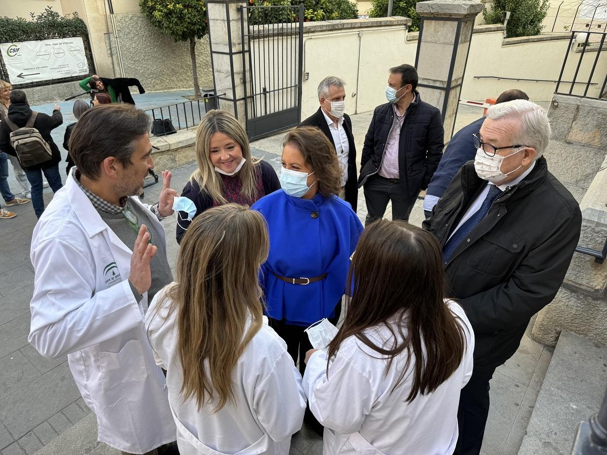 La consejera de Salud, Catalina García, visita, este lunes, el punto de vacunación para viajes intenacionales en Jaén.