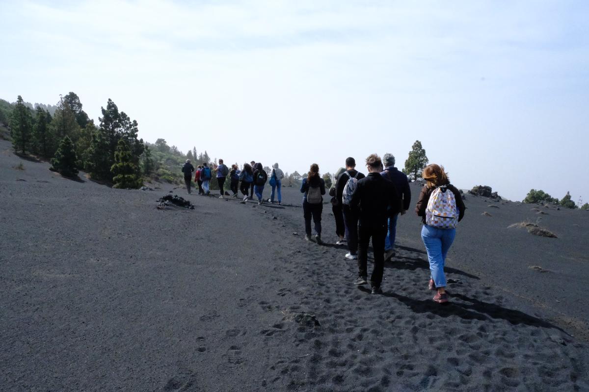 Alumnos y profesores durante la visita a la zona de la erupción.