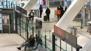 Todos los trenes entre Vigo y Santiago circulan ya tras 150 viajes anulados y tres días sin explicaciones