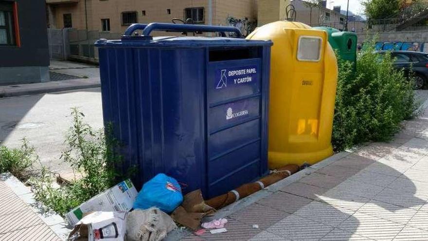 La maleza se acumula junto a los contenedores en Mieres