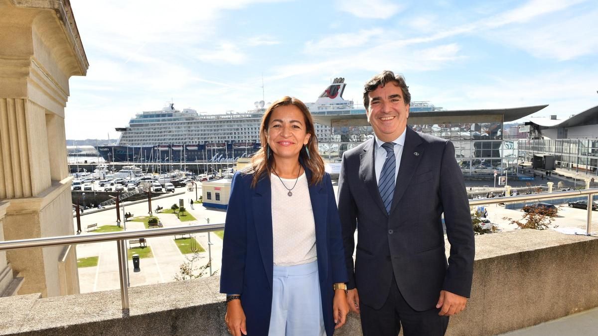 Marta Villaverde y Martín Fernández Prado, en el edificio de la Autoridad Portuaria de A Coruña.