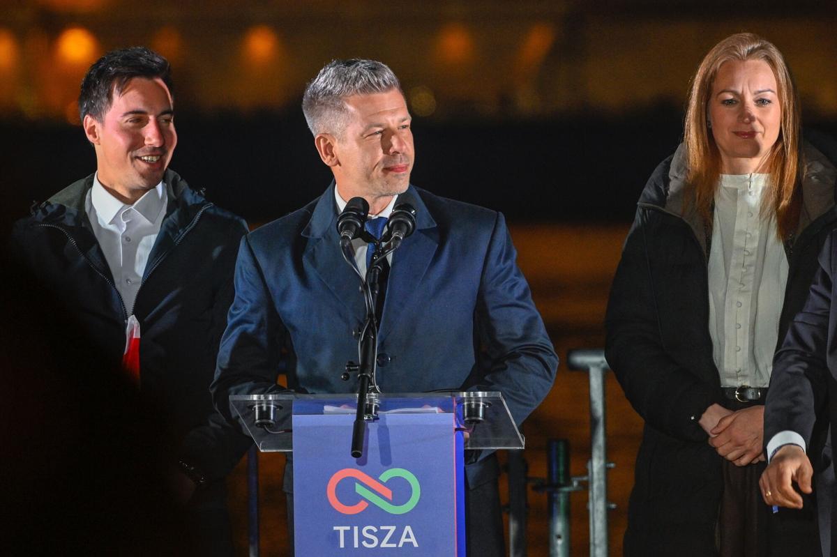 El presidente del partido opositor Tisza, Peter Magyar, se dirige a sus seguidores después de que su partido obtuviera la victoria en las elecciones generales en Budapest, Hungría, 12 de abril de 2026.