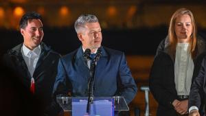 El presidente del partido opositor Tisza, Peter Magyar, se dirige a sus seguidores después de que su partido obtuviera la victoria en las elecciones generales en Budapest, Hungría, 12 de abril de 2026.