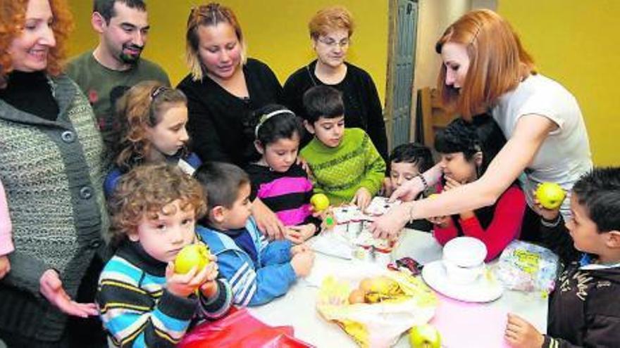 Padres y pequeños aprenden nociones de cocina en las actividades de Juvelena, en Pola de Lena.