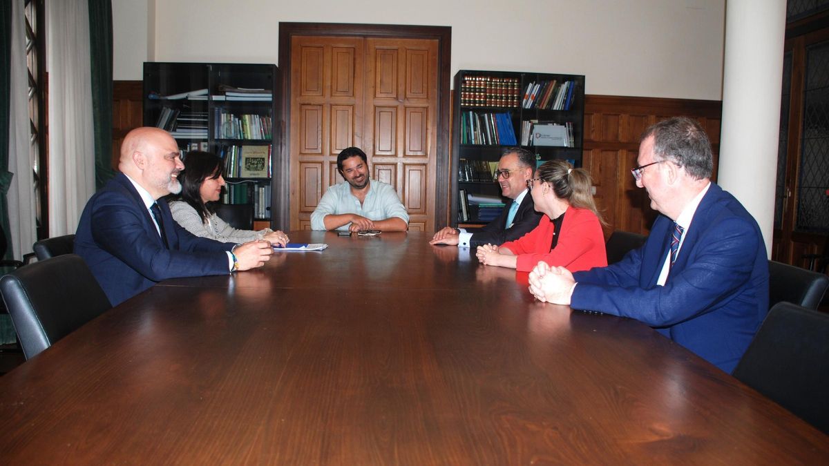 El encuentro del alcalde de Llanes –en el centro– con una delegación del Colegio de Abogados de Oviedo.