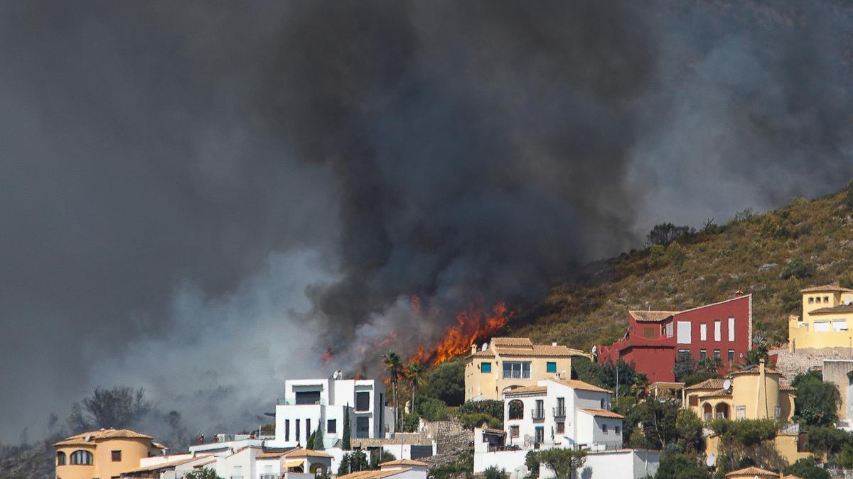Las llamas se echaban encima esta mañana de la urbanización les Bassetes, en l&#039;Atzúbia. Este es uno de los focos más violentos