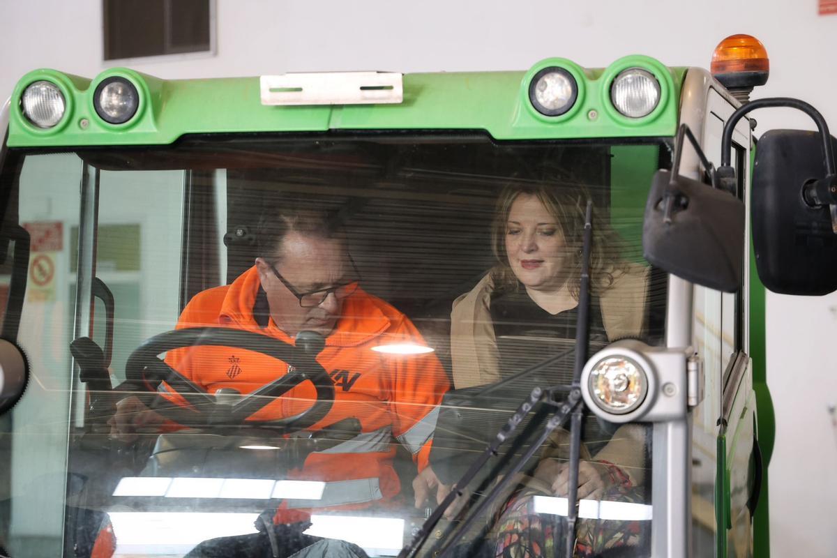 La alcaldesa de Llaurí, Anna González, con un operario, en unos de los vehículos cedidos por el Ayuntamiento de Cullera.