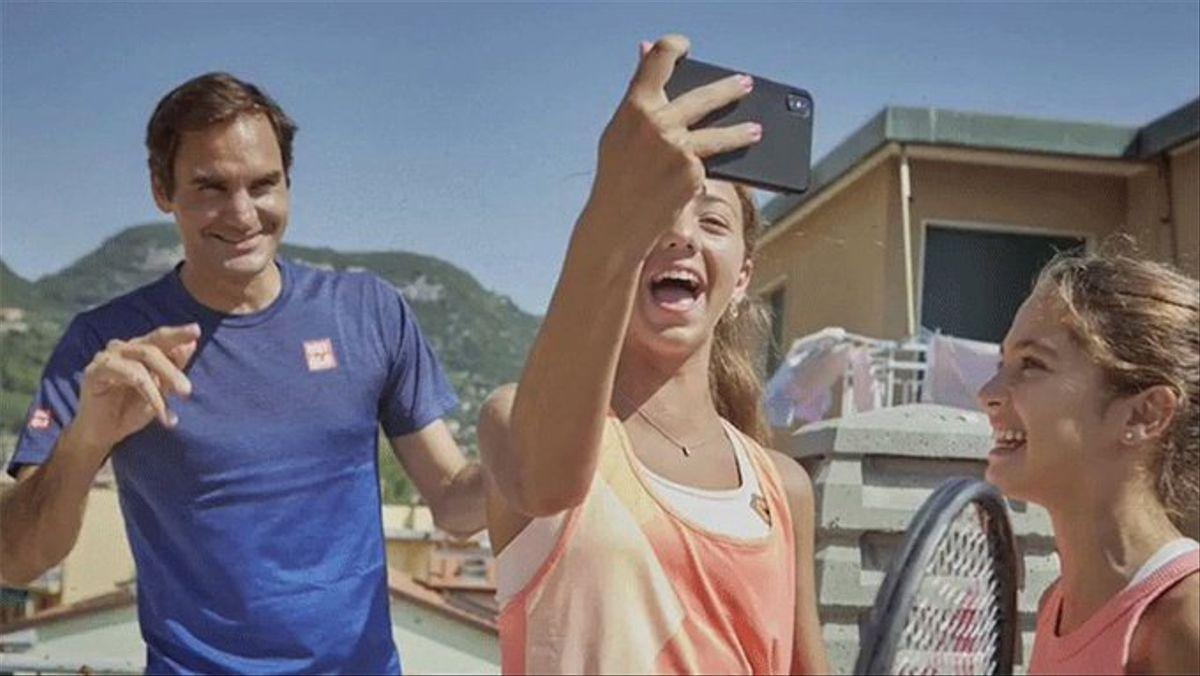 Carola y Vittoria se hacen un selfie junto a Federer.