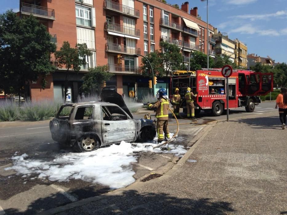 Crema un cotxe a l'Avinguda Pericot