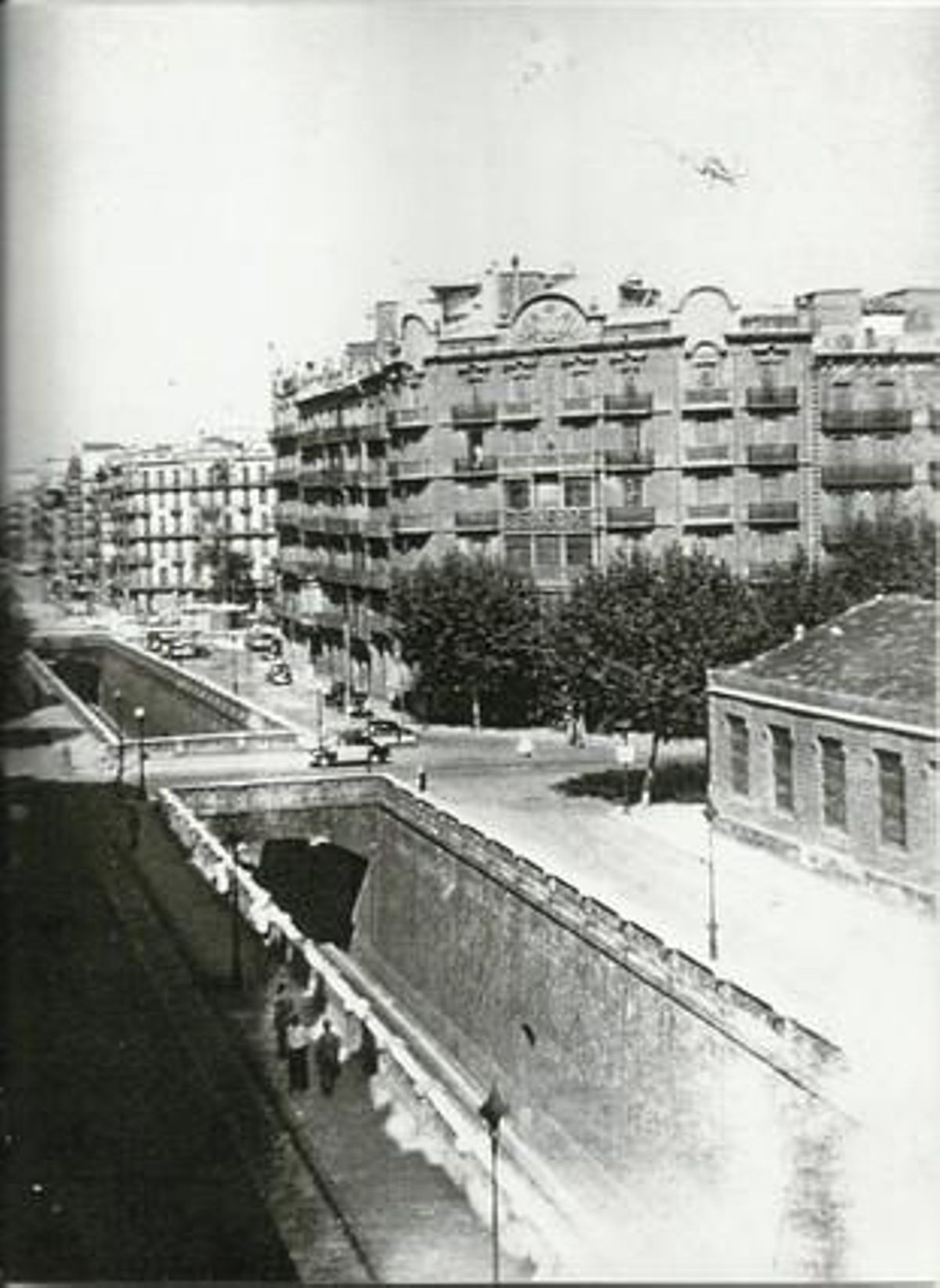 Carrer Aribau con Aragón y la plaça Doctor Letimendi en los años 50-60.