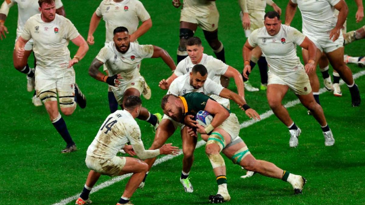 El sudafricano Snyman carga contra la defensa inglesa en el mundial de rugby