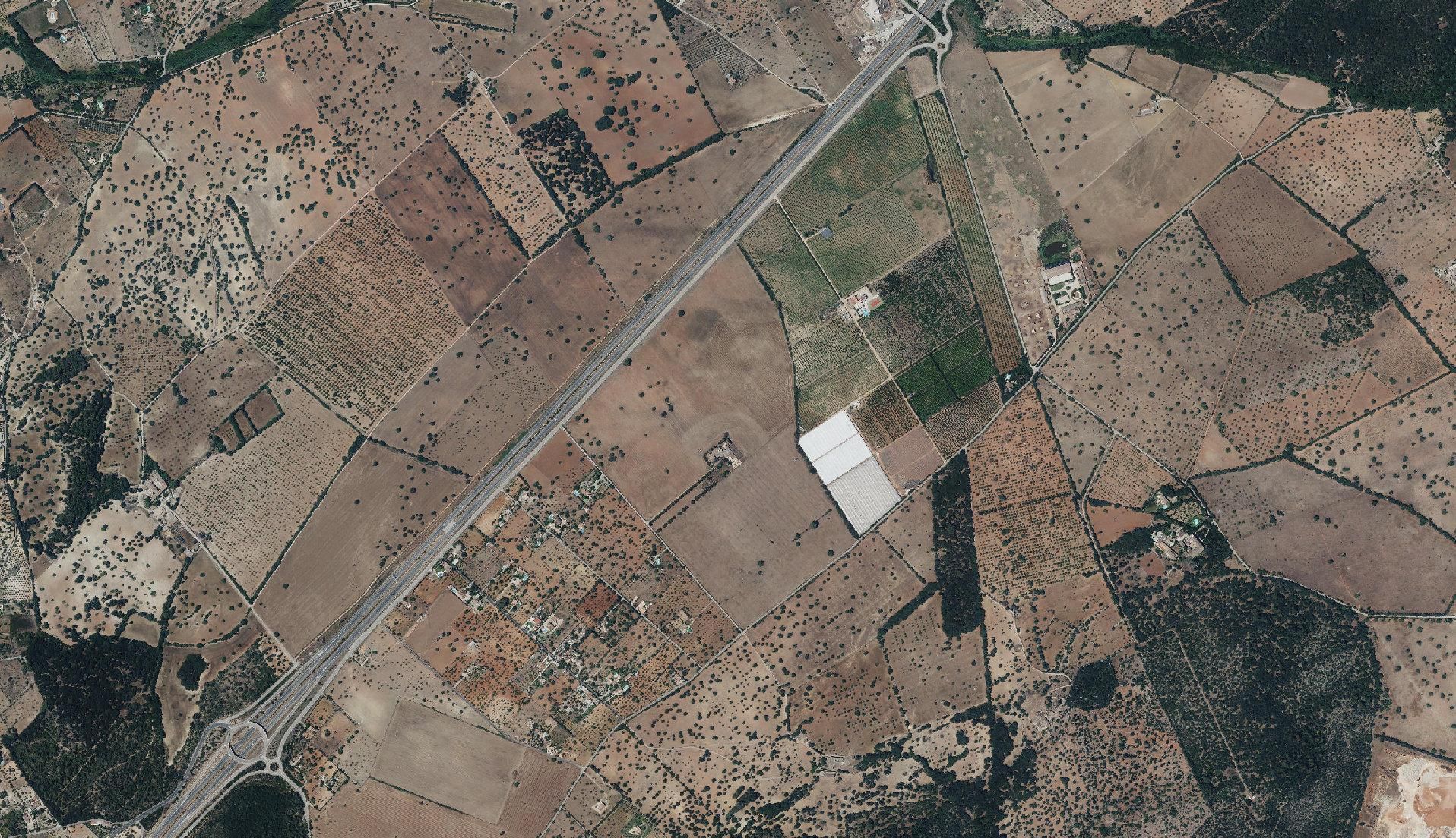 Parques fotovoltaicos | Esta es la comparativa del suelo rústico antes y después de las placas solares