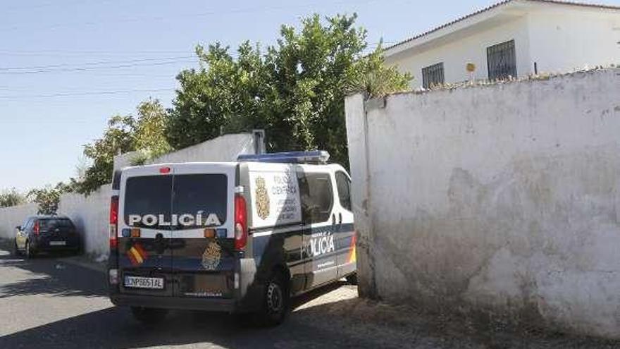 Un coche policial en la vivienda del padre de los menores. / efe