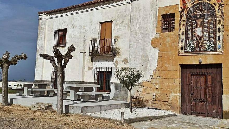 Nuevos bancos instalados en la entrada de la ermita del Cristo de Morales del Vino.