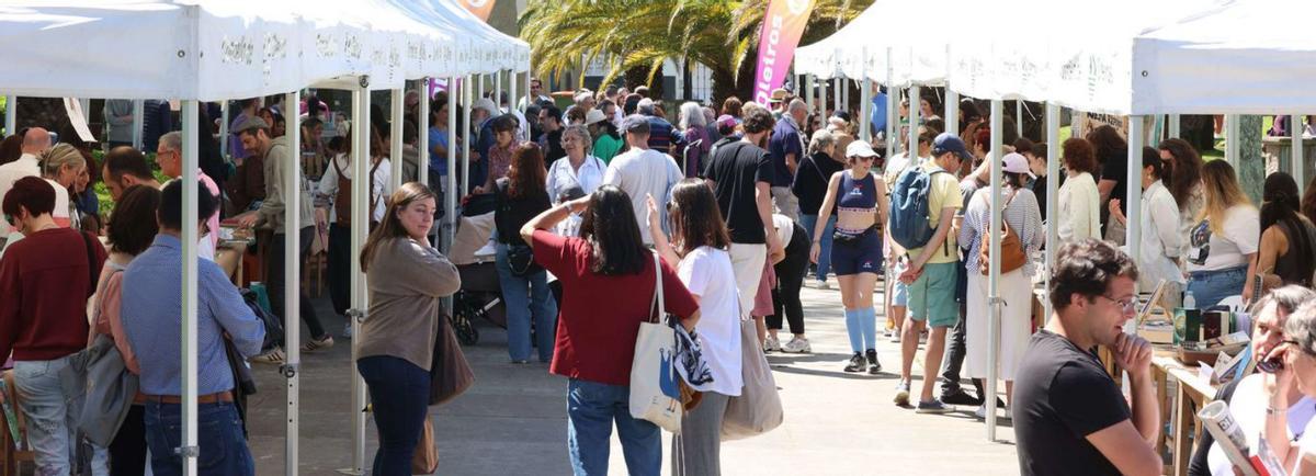 Vecinos en la fiesta del libro en el parque José Martí, en Oleiros. |  Iago López