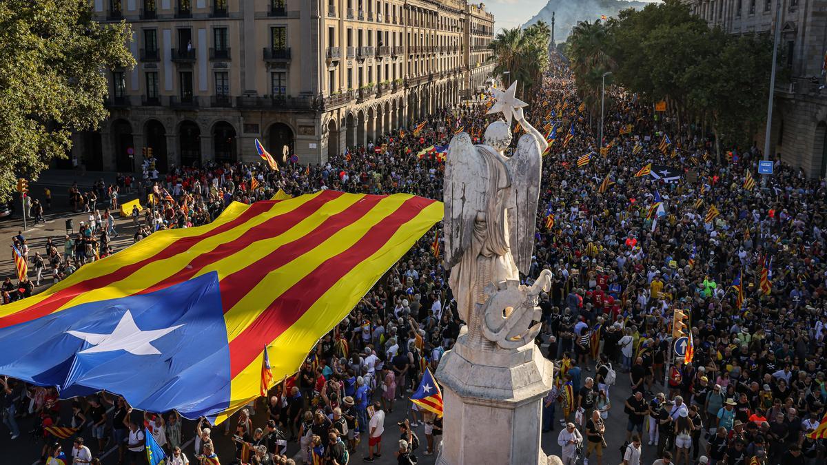 Una gran estelada al final de la manifestació de l'ANC per la Diada del 2022