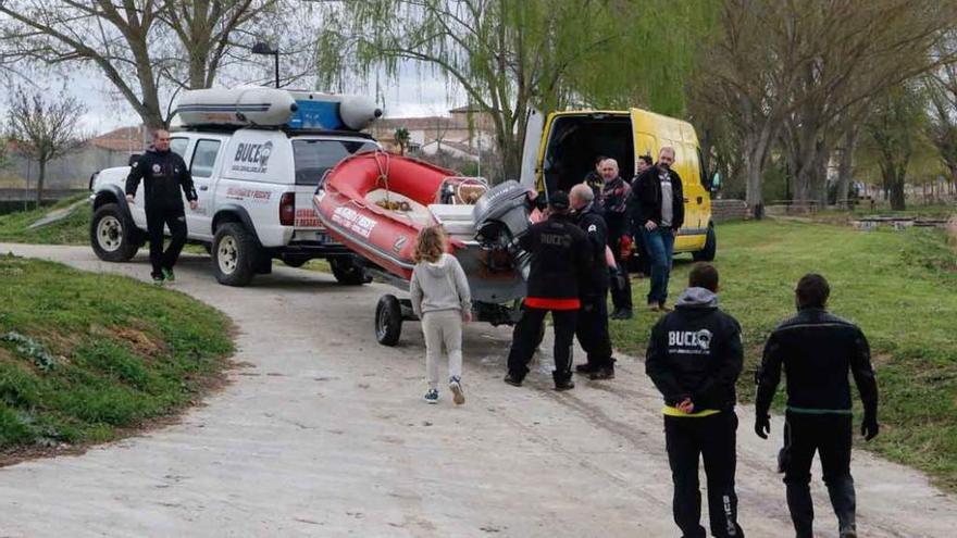 Buzos voluntarios se incorporan a la búsqueda del hombre que cayó al Duero