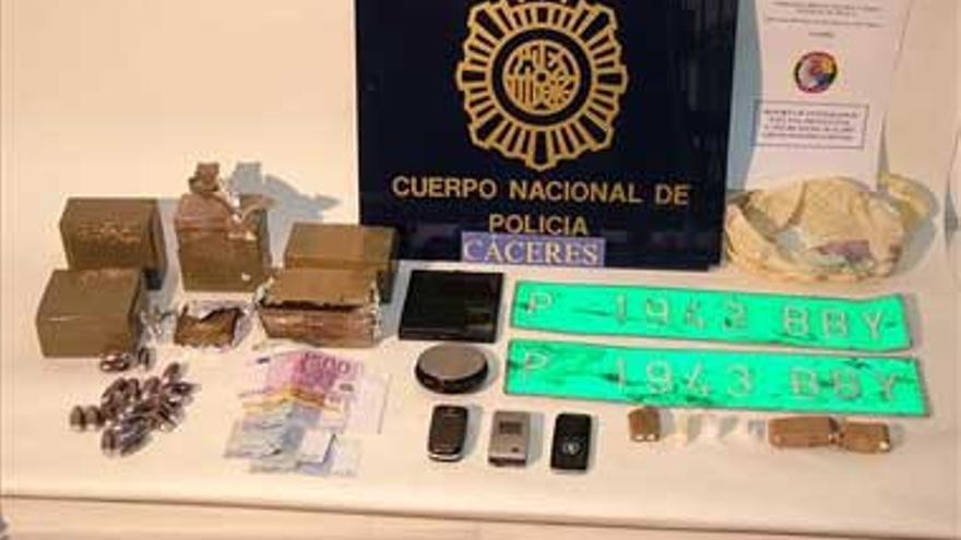Dos detenidos con 5 kilos de hachís y 124 gramos de coca, valorados en 33.000 euros