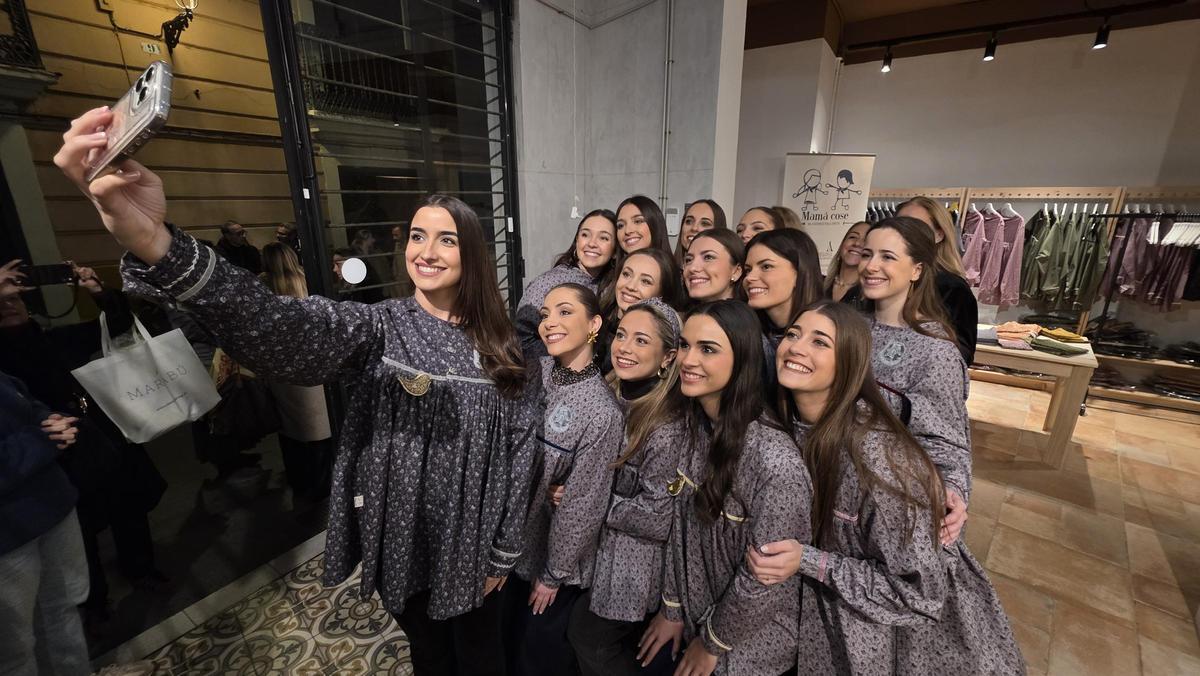 Carmen y la corte, el día que recogieron sus blusones en Mama Cose