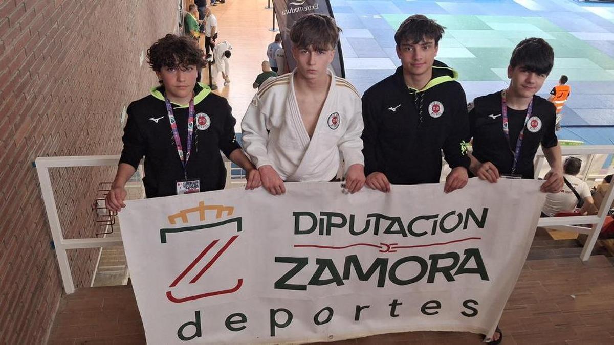Los cuatro deportistas del Judo Club Morales que acudieron a Don Benito posan para las cámaras.