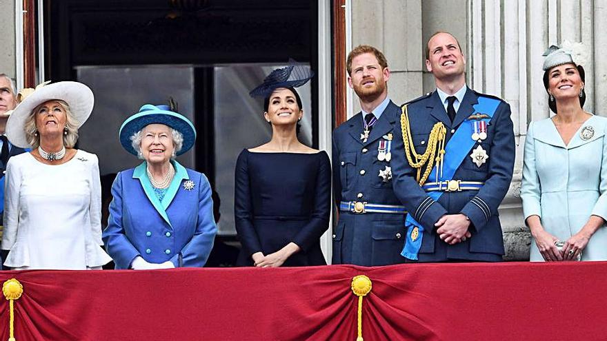 Camila, Isabel II y los dos hermanos con sus esposas. | // EFE