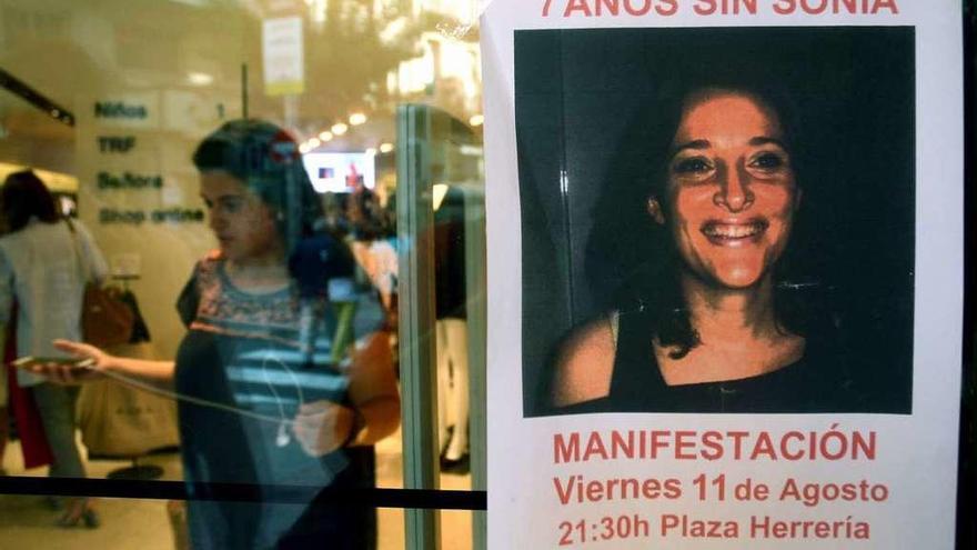 Cartel de convocatoria de la nueva manifestación en una tienda del centro de Pontevedra. // Rafa Vázquez