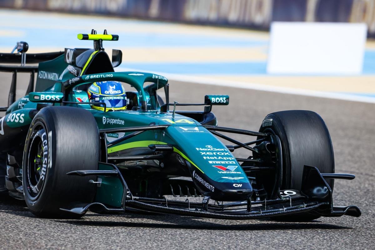 Fernando Alonso, a bordo de su AMR26 con Aston Martin
