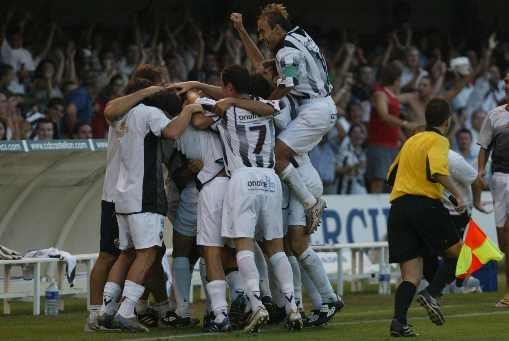 Galería | 20 años del mítico gol de Manu Busto en Castalia para ascender a Segunda: ¿lo recuerdas?
