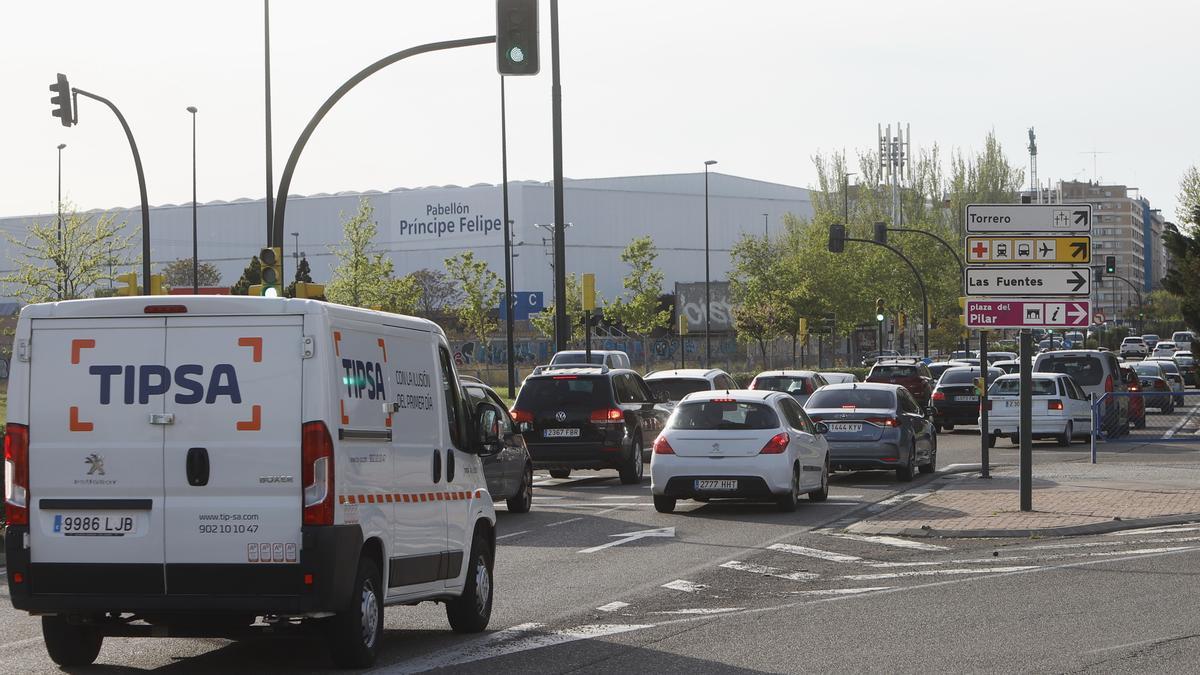 Varios coches en la entrada de Zaragoza por el Príncipe Felipe en la Operación Retorno de Semana Santa 2022
