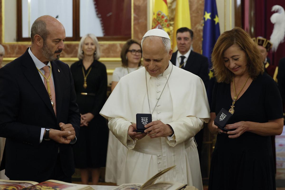 Francina Armengol recibe al papa León XIV en el Congreso de los Diputados