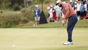 Jon Rahm de España hace putts en el segundo green durante la ronda final del torneo de golf US Open 2023. EFE/EPA/ERIK S. MENOR