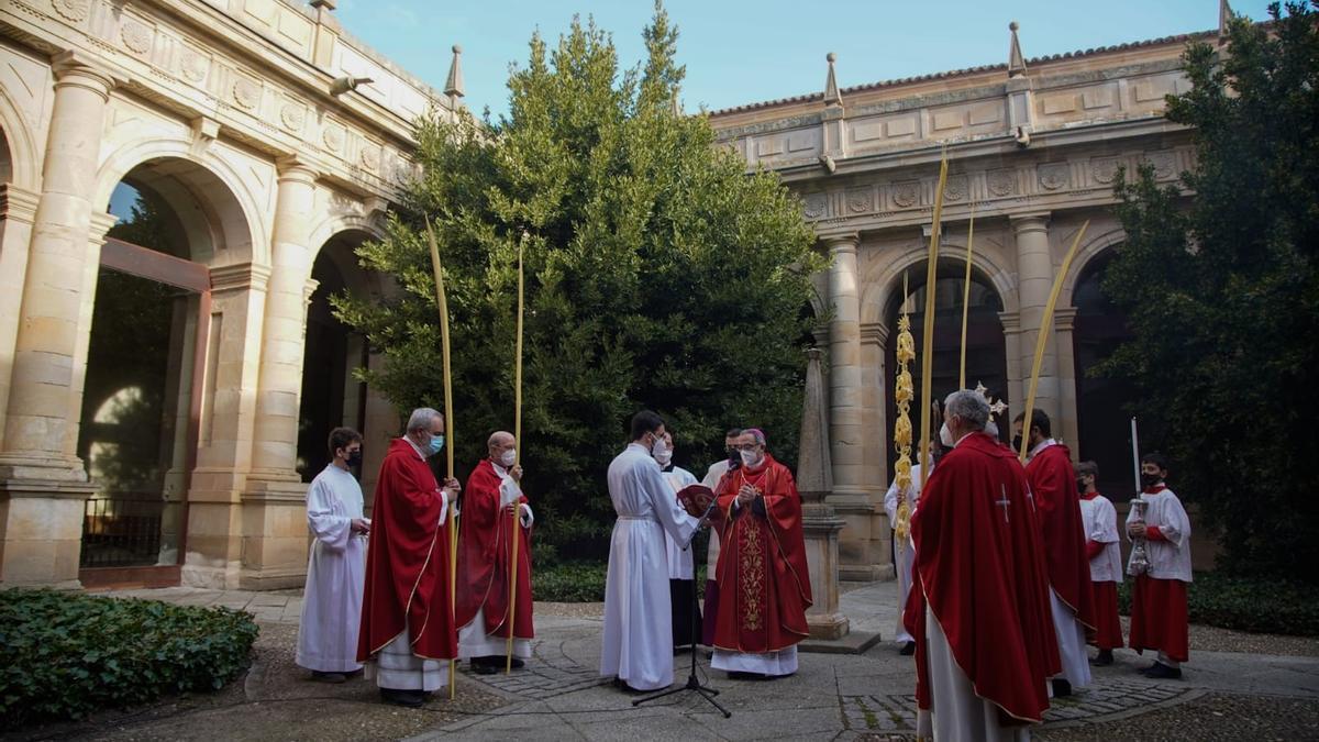 El obispo bendice las palmas momentos antes de la misa del Domingo de Ramos