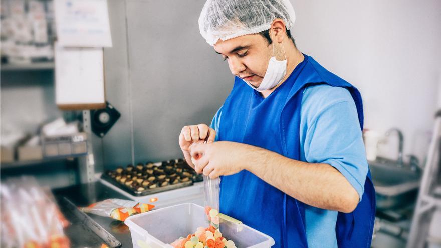 Un trabajador con discapacidad