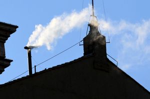 VATICAN CITY (Vatican City State (Holy See)), 08/05/2025.- White smoke comes out of the chimney of the Sistine Chapel, where the conclave for the election of the new pope takes place, in Vatican City, 08 May 2025. (Papa) EFE/EPA/ETTORE FERRARI