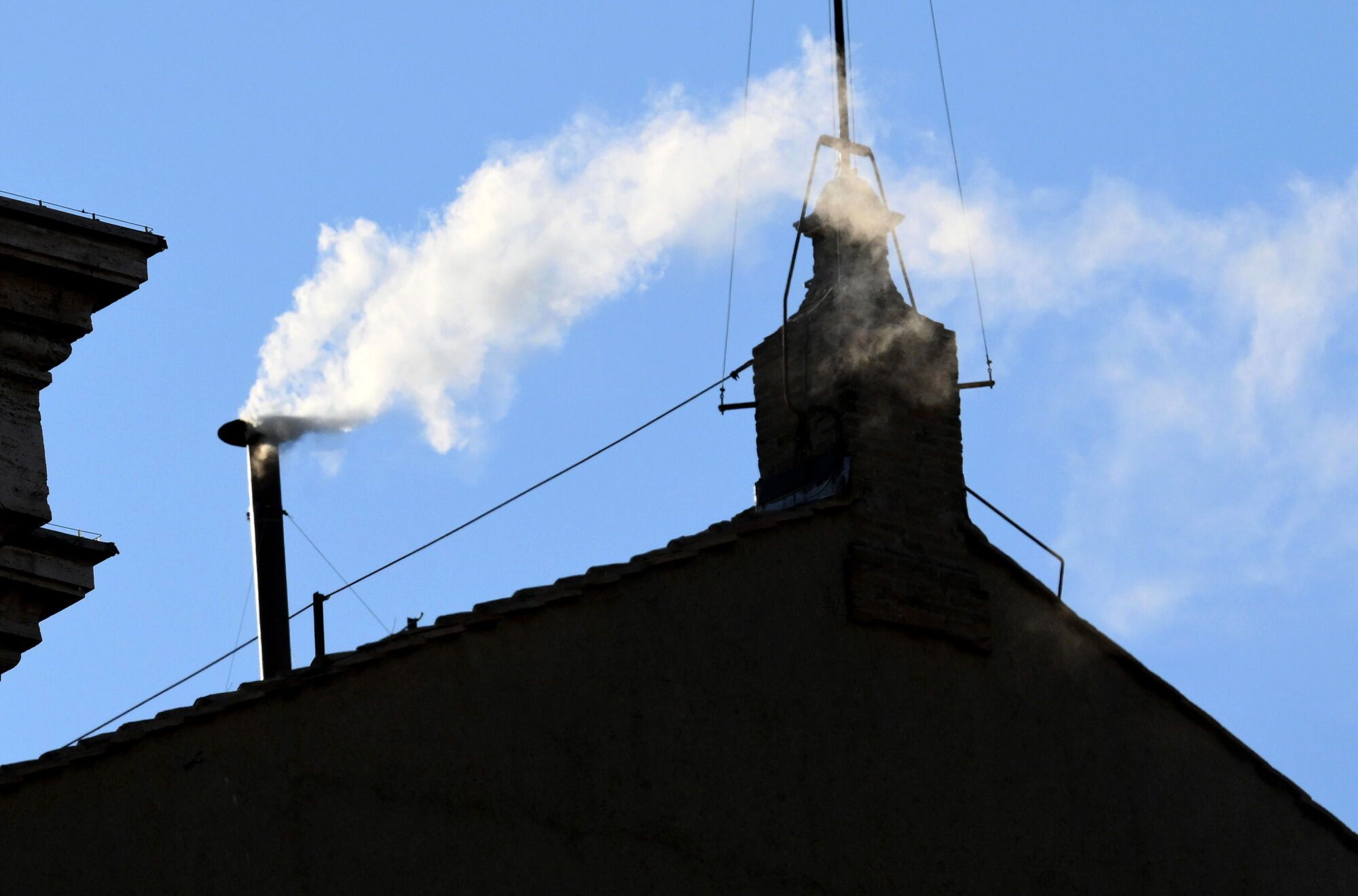VATICAN CITY (Vatican City State (Holy See)), 08/05/2025.- White smoke comes out of the chimney of the Sistine Chapel, where the conclave for the election of the new pope takes place, in Vatican City, 08 May 2025. (Papa) EFE/EPA/ETTORE FERRARI