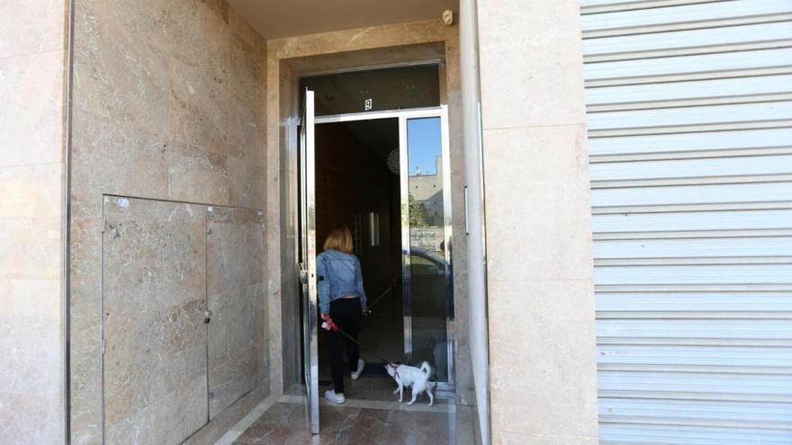 Entrada del domicilio en el que los menores vivieron cautivos durante el último mes.