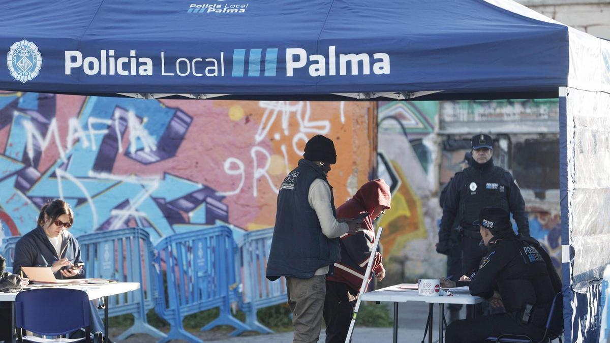 DESALOJO CARCEL PALMA | El Govern respalda el desalojo de la antigua prisión de Palma: «¿A usted le parece que eso es vivir con dignidad? A nosotros no»