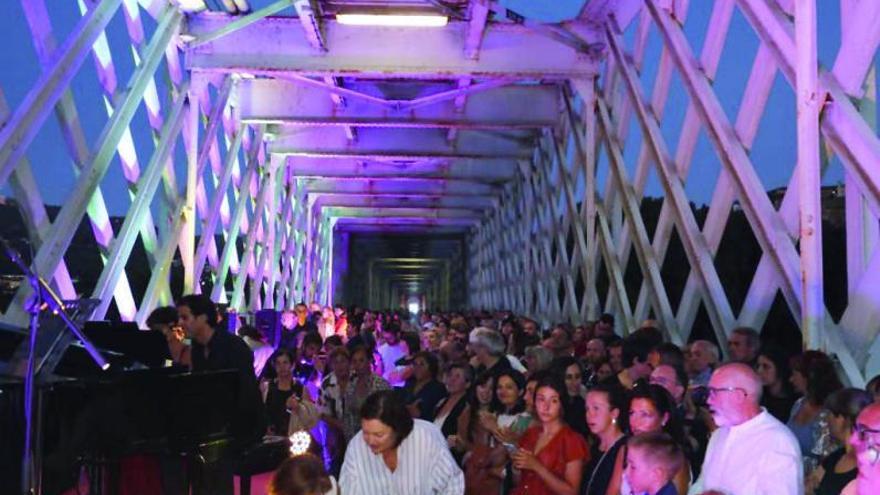 Los pianistas tocando, ayer, en el puente internacional que une Tui con Valença.