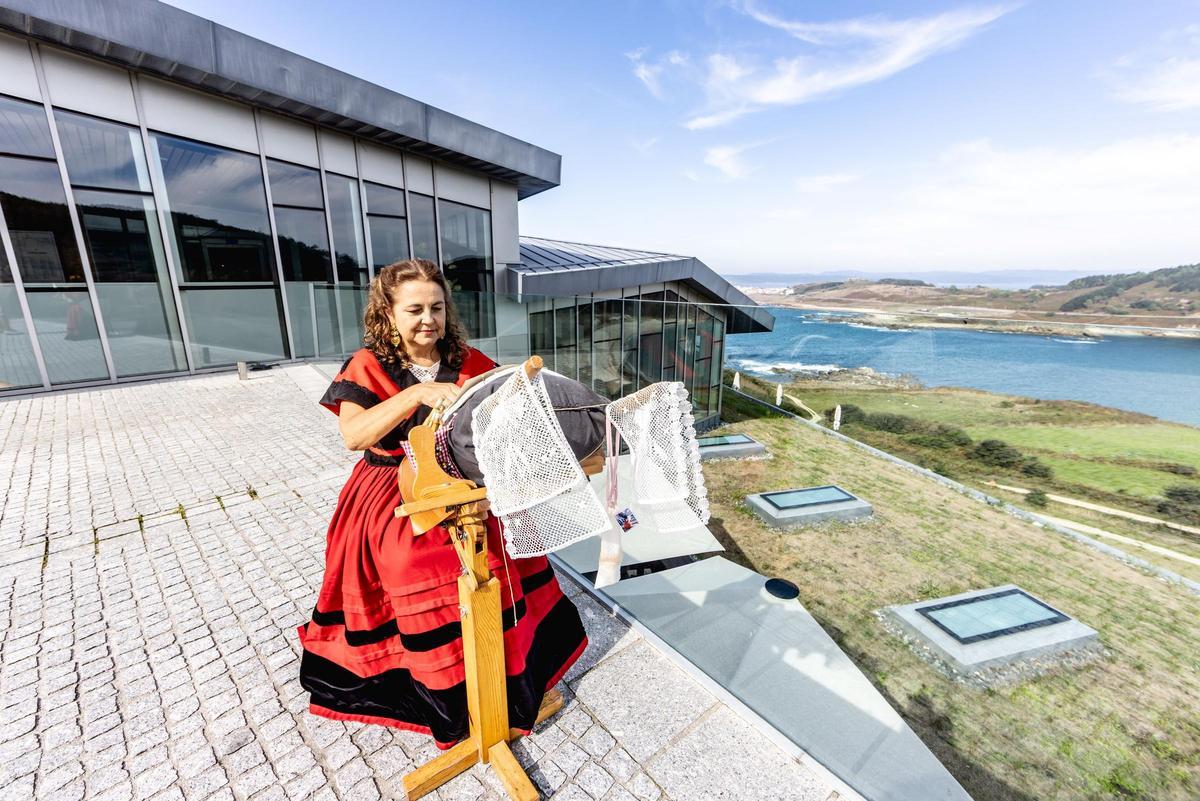Lucita Figueroa palillando en el Parador Costa da Morte, en Muxía.