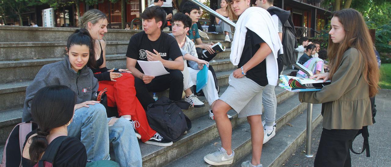 Estudiantes en un descanso de la ABAU celebrada el pasado mes de junio.