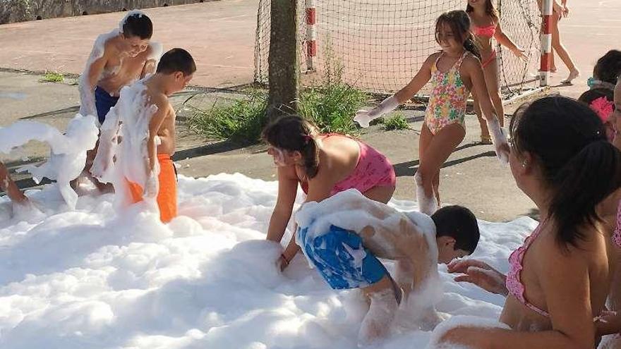 Niños participantes en la fiesta de la espuma. // G. Santos