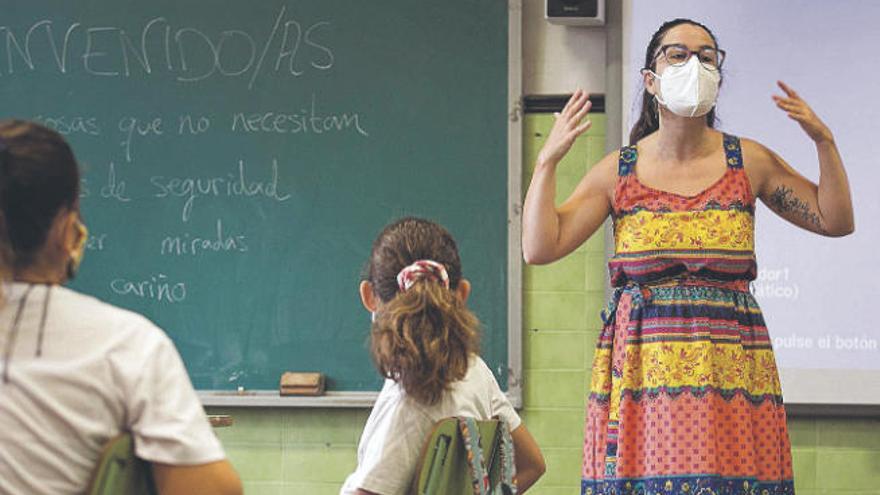 Una profesora del colegio Isabel La Católica de Santa Cruz de Tenerife, en el inicio del curso.