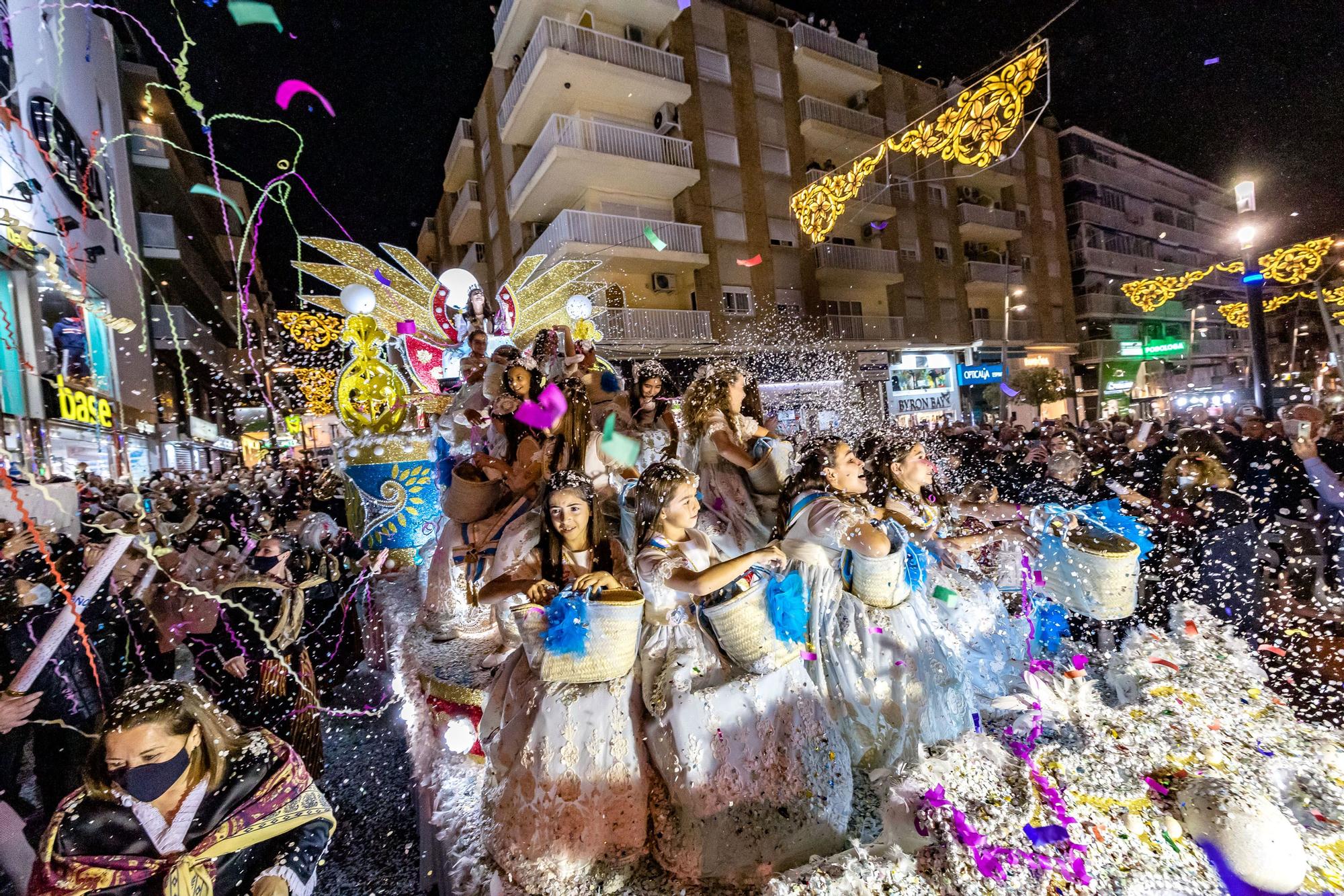 El desfile de carrozas y  el castillo de fuegos artificiales cierran las Fiestas de Benidorm