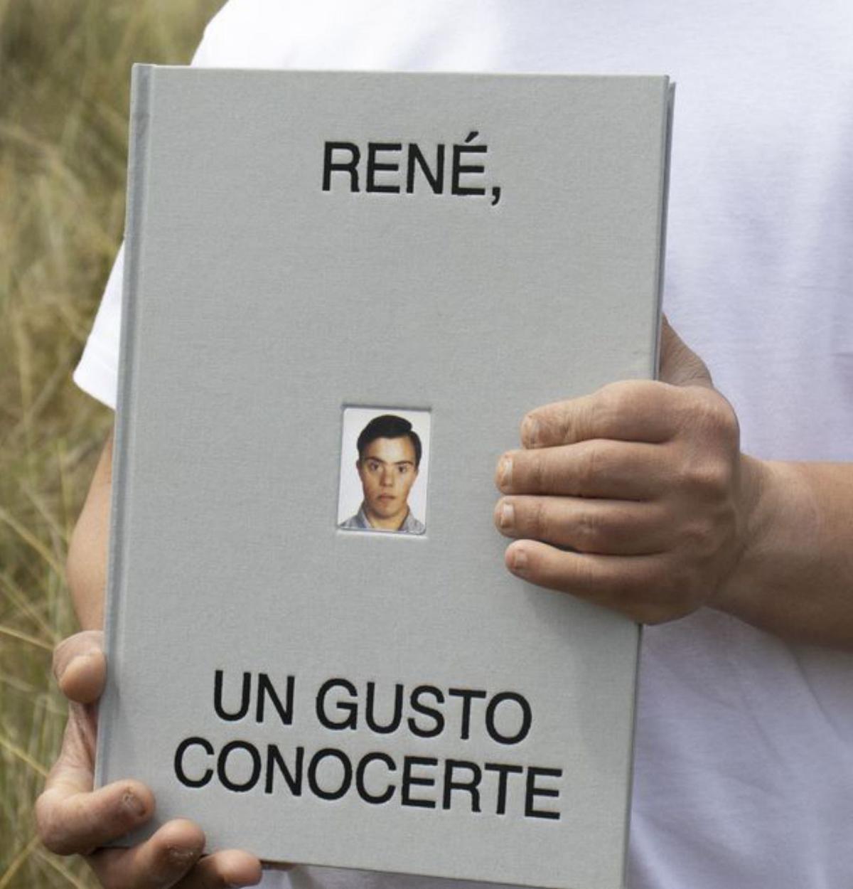 Arriba, el libro que protagoniza René Castro;  sobre estas líneas, el juego de «Enceste»  que incluye el proyecto. 