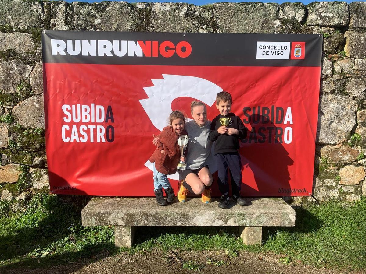 Lea Breinholt, en el podio de la Subida ao Castro, con sus dos hijos.