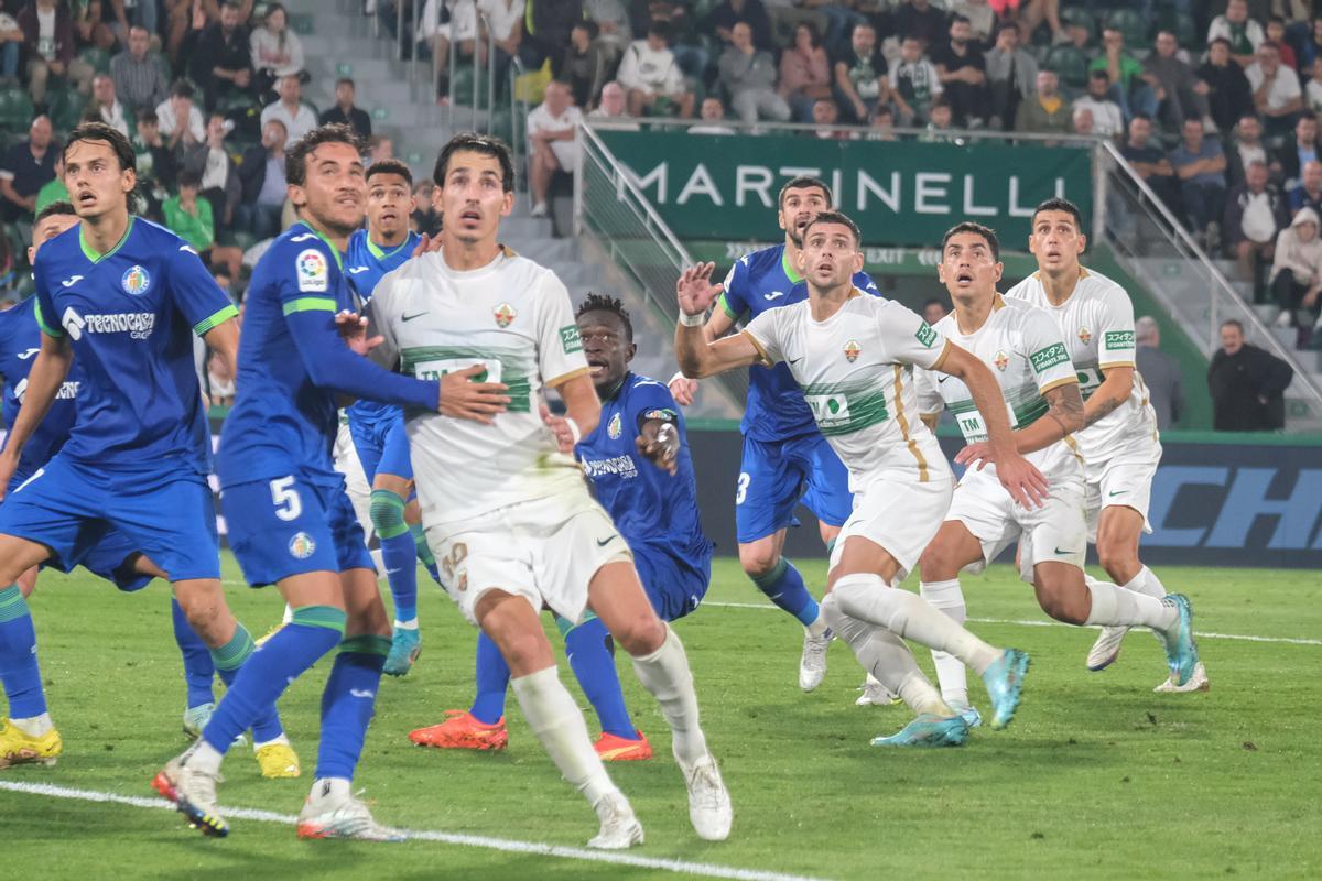 Un saque de esquina en el último Elche CF - Getafe en septiembre pasado