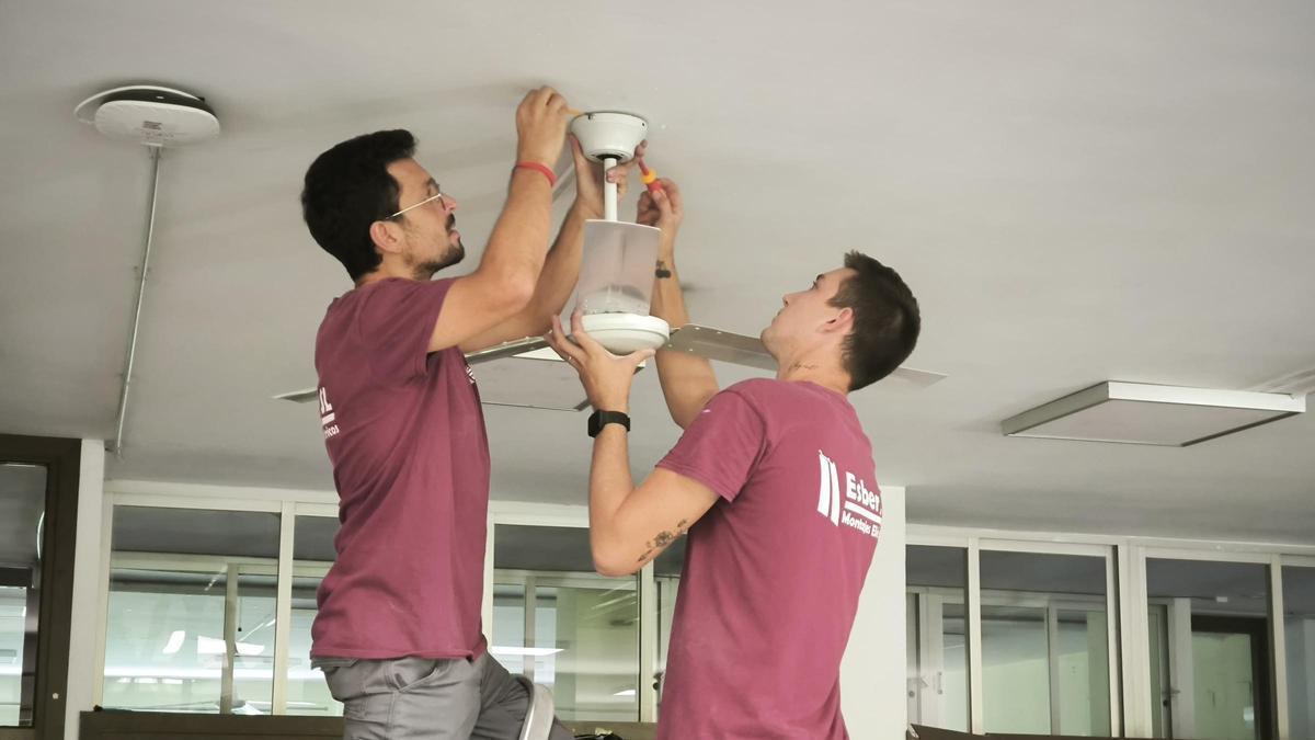 Instalación de ventiladores en los colegios de Benetússer.