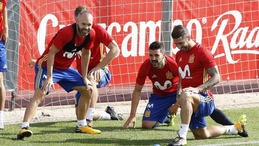 Villa, de rodillas en el centro, &#039;escoltado&#039; por Iniesta y Ramos.