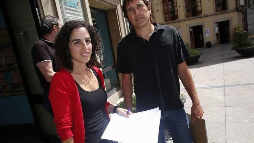 Lon concejales Llarina González, de IU, y Primitivo Abella, de Somos, ayer, tras registrar una moción para solicitar nuevos informes relativos a la condición laboral del personal de las escuelinas.